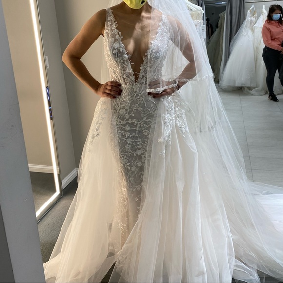 Elegant White Lace Wedding Dress - Picture 2 of 3